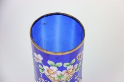 null MONTJOYE dans le goût de. Paire de vases en verre bleu à décor émaillé polychrome...