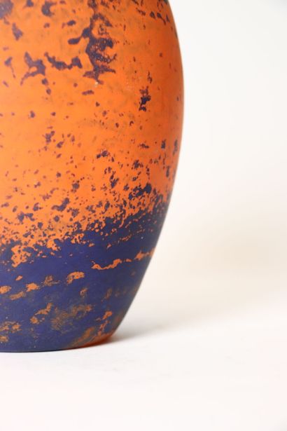 null Vase boule ovoïde en pâte de verre rouge et bleu, circa 1910. Hauteur : 22 ...