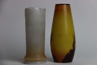 null Vase à décor émaillé et polychrome de marguerites sauvages, début du XXe siècle....