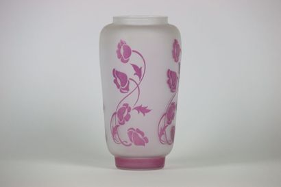 null DAUM. (Dans le gout). Vase multicouches à décor de fleurs violettes, XXe siècle....