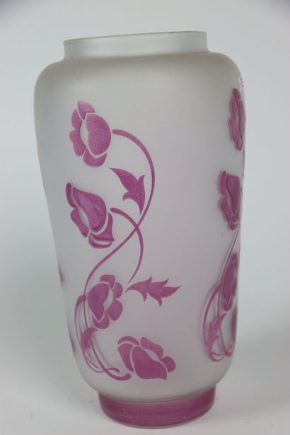 null DAUM. (Dans le gout). Vase multicouches à décor de fleurs violettes, XXe siècle....