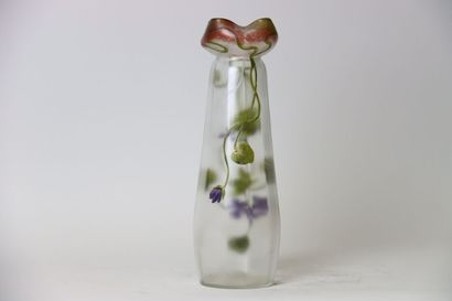null Grand vase en verre émaillé de fleurs grimpantes polychromes, et à bords polylobés...