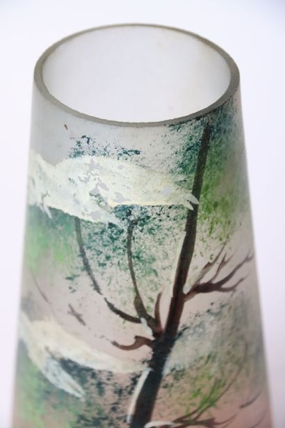 null Vase en verre à décor polychrome d'arbre sur fond orangé, début du XXe siècle....