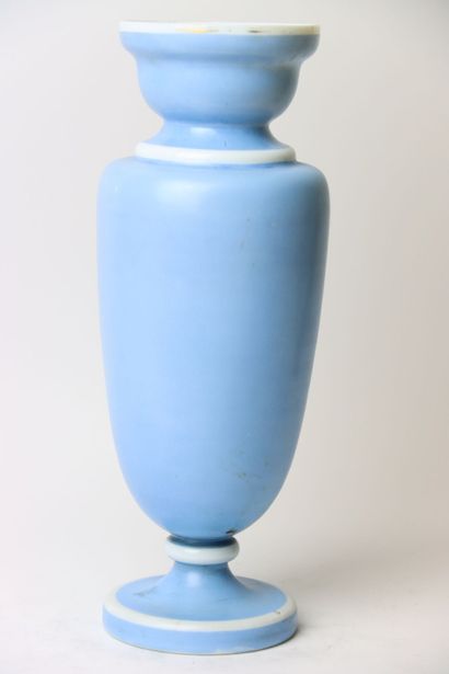 null Vase fuseau sur piédouche en verre opaline bleu à décor en son centre d'une...