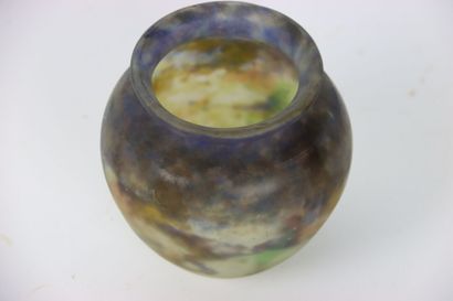 null MULLER FRERES - Lunéville. Vase à col resseré en verre marmoréen de couleurs...