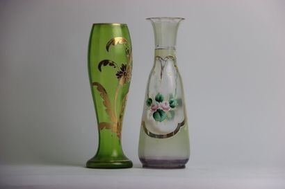 null Réunion de vases du début du XXe siècle comprenant :
- Vase soliflore en pâte...