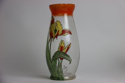 null Vase à décor émaillé et polychrome de marguerites sauvages, début du XXe siècle....