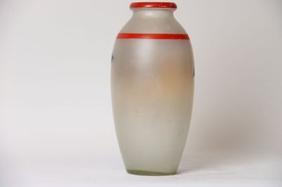 null Vase ovoïde en verre à décor de grappes de fleurs oranges et rouges. Circa 1930....