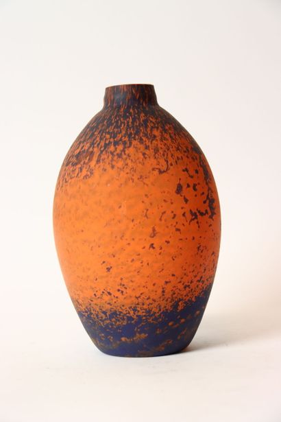 null Vase boule ovoïde en pâte de verre rouge et bleu, circa 1910. Hauteur : 22 ...