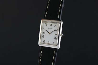 null Piaget réf.9150 
Montre bracelet en or blanc 18k. Boitier rectangulaire. Fond...