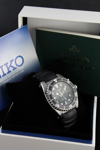null SEIKO Kinétic SKA 371/2
Montre bracelet de plongée en acier. Boitier rond lunette...