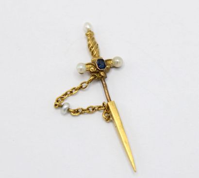 null Broche en épée or jaune 18K (750/1000), perles de culture et pierre bleue (éclat).
Travail...