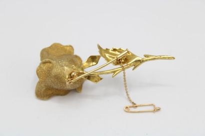 null Broche en or jaune 18K (750/1000) figurant une rose, un pétale orné d'un diamant...