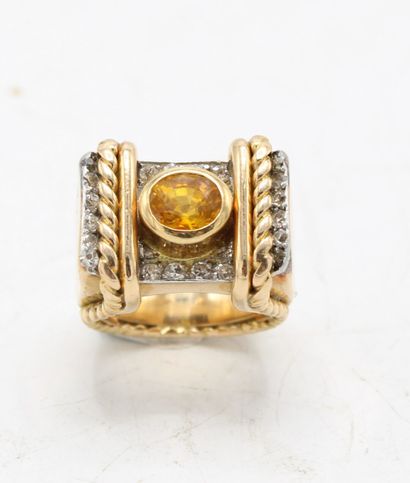 null Une bague tank en or jaune 18K (750/1000) et platine (900/1000) ornée d'une...