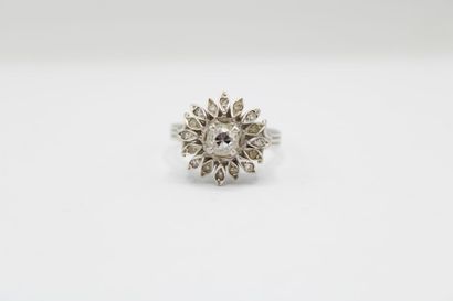 null Bague marguerite en or gris 18K (750/1000) ornée d'un diamant taille ancienne...