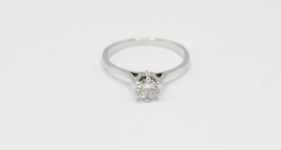 null Solitaire en or gris 18K (750/1000) centré d'un diamant d'environ 0,3 carat...