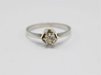 null Bague solitaire en or gris 18K (750/1000) centrée d'un diamant d'environ 0,2...