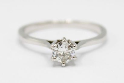 null Solitaire en or gris 18K (750/1000) centré d'un diamant d'environ 0,3 carat...