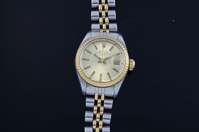 null ROLEX Date lady réf. 69173
Montre bracelet de dame or et acier. Boitier oyster...