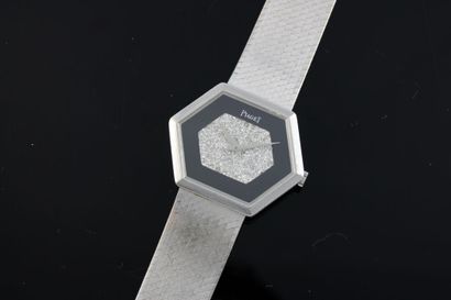 null PIAGET réf.9557B2
Montre bracelet de dame en or blanc 18k. Boitier hexagonal....