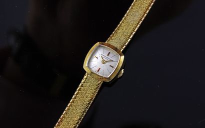 null VACHERON CONSTANTIN 
Montre bracelet de dame en or jaune 18k. Boutier carré....