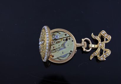 null ANONYME
Montre col en or jaune 18k. Boitier rond avec rang de perles en périphérie....