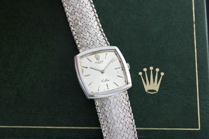 null ROLEX Cellini lady
Montre bracelet de dame en or blanc 18k. Boitier carré (...