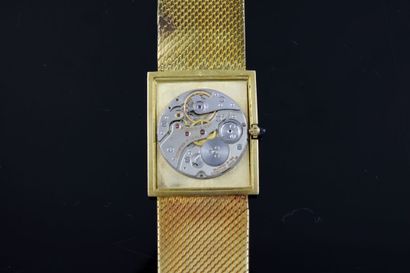 null CARTIER par Bueche Girod
Montre bracelet en or jaune 18k. Boitier carré. Fond...