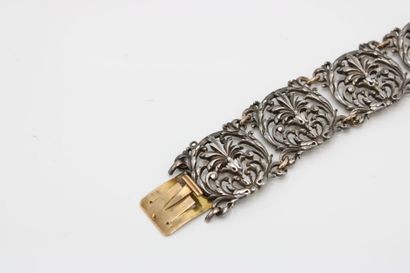 null Bracelet or 18K (750/1000) et argent composé de 7 maillons à décor de rinceaux...