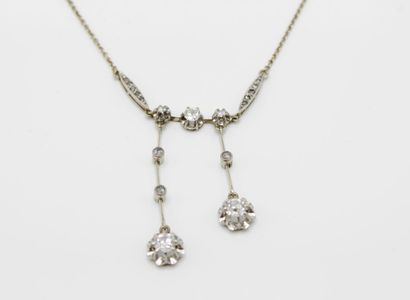 null Collier dit "négligé" en or gris 18K (750/1000) orné de diamants taille ancienne,...