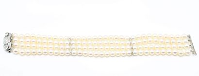 null Bracelet composé de 4 rangs de perle de culture, le fermoir en or gris 18K (750/1000)...