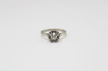 null Bague en or gris 18K (750/1000) centré d'un diamant d'environ 0,3 carat (4,2...