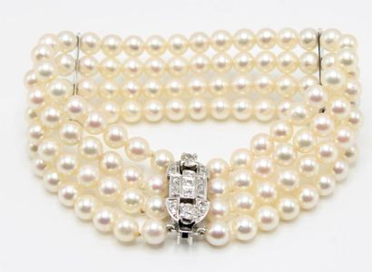 null Bracelet composé de 4 rangs de perle de culture, le fermoir en or gris 18K (750/1000)...