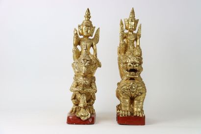 null ASIE. Deux divinités, sculptures en bois sculpté et doré sur socle, l'un sur...