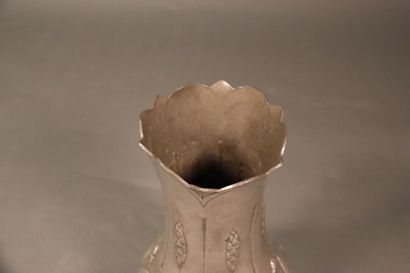 null VILLIEN - Grand vase repoussé fleurs et épis de blé. Hauteur : 40.5 cm.

Experts...