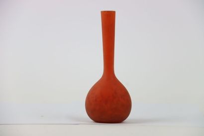 null André DELATTE (1887-1953) à NANCY : Vase soliflore en verre soufflé teinté de...