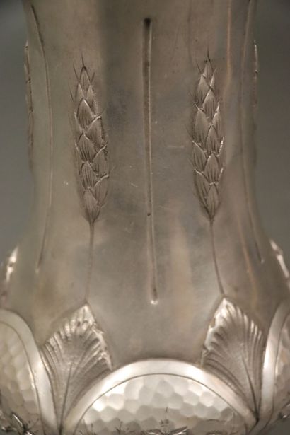 null VILLIEN - Grand vase repoussé fleurs et épis de blé. Hauteur : 40.5 cm.

Experts...