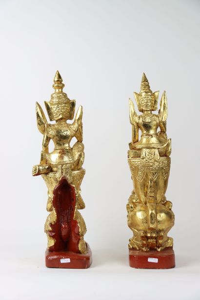 null ASIE. Deux divinités, sculptures en bois sculpté et doré sur socle, l'un sur...
