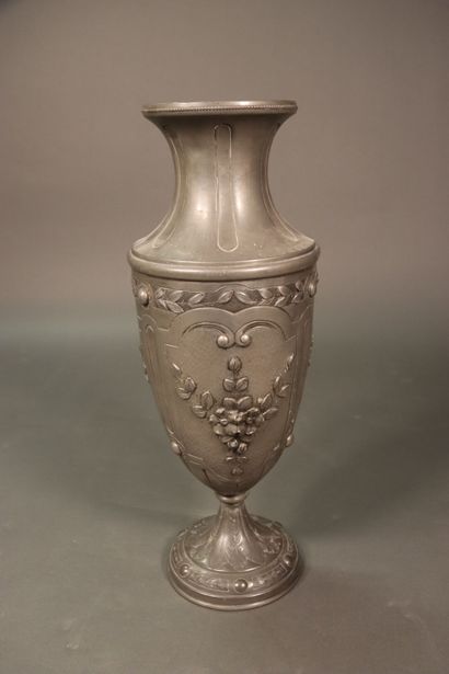 null VILLIEN - Grand vase trophée daté 1922. Décors fleurs et feuillages. Hauteur...