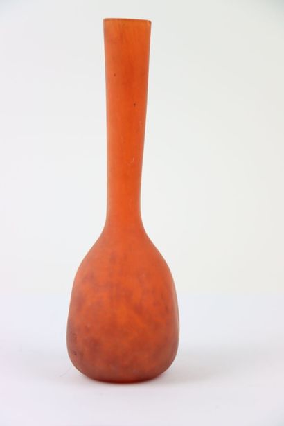 null André DELATTE (1887-1953) à NANCY : Vase soliflore en verre soufflé teinté de...