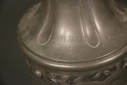 null VILLIEN - Grand vase trophée daté 1922. Décors fleurs et feuillages. Hauteur...