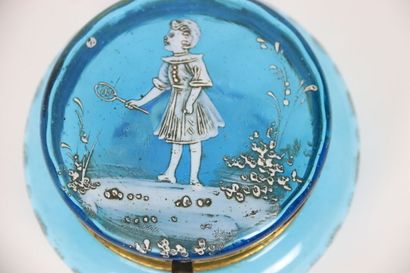 null Bonbonnière en verre bleu et rehauts blancs d'une jeune fille au jeu de raquette....