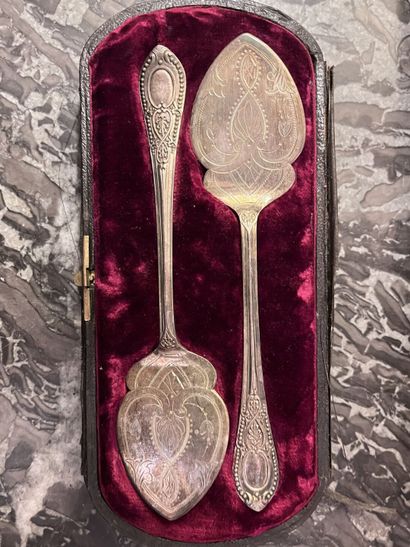 null Meeting of silver plated cutlery composed of:

- Six forks with floral decoration,...