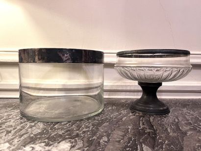 null Glass bowl with silver plated metal frame resting on a pedestal
Height: 16 cm,...