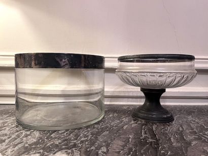 null Glass bowl with silver plated metal frame resting on a pedestal
Height: 16 cm,...