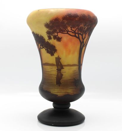 null DAUM NANCY
Baluster vase in multi-layered glass on a pedestal, decorated with...