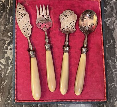 null Meeting of silver plated cutlery composed of:

- Six forks with floral decoration,...