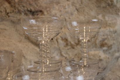 Service de verres Set of 12 engraved crystal wine glasses and 9 champagne glasses....