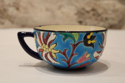 null LONGWY. Important chocolate cup with its under cup, in enamelled porcelain....