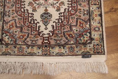 TAPIS PAKISTAN. Carpet in wool and silk threads. Size : 100 x 64cm. Good conditi...